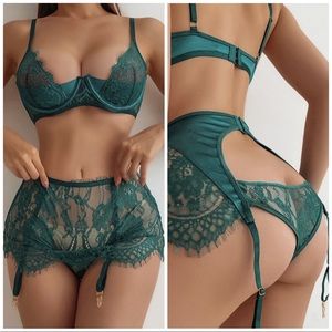 💖 NEW sensual emerald lingerie set